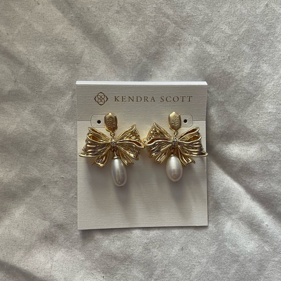 kendra scott x loveshackfancy pearl bow gold statement earrings - Picture 3 of 3